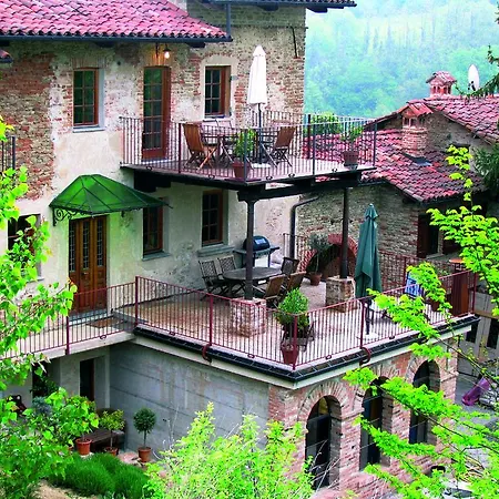 Mansion In Langhe Hills With Pool Сasa de vacaciones